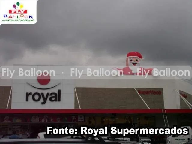 Papai Noel inflável espião gigante para Royal Supermercados